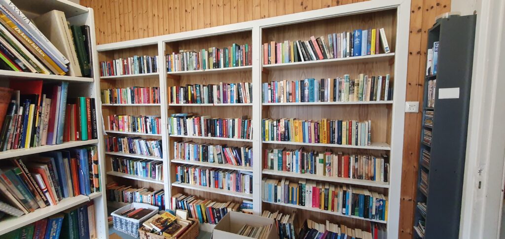 Tweedehands boekenwinkel bij kringloopcentrum in Marum